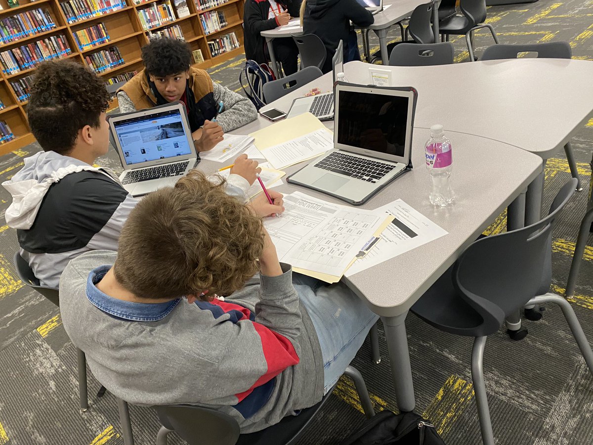 KelleyRCapper's tweet photo. Students in ELA 1 are creating argumentative #podcasts that analyze current social issues! Great job Mrs. McDade and @AnneStowers19! @anchor @jonathanferrell @EricDe_La_Rosa #research #realworldlearning #techintegration #TechThursdaySMSD https://t.co/9EUJRDCIyy