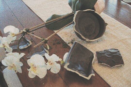Почему разбитая ваза. Разбитая ваза на полу. Разбитая ваза. Разбитая ваза с цветами на полу. Ваза разбилась.