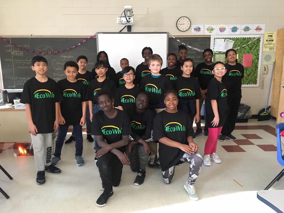 PascaleBrisson's tweet photo. Thank you to our mentor Paul Bush for our new business attire! We love it! #learningpartnership #EAventure #ocsbdeeplearning #ecowish @BettyWeil @ocsbDL @StLukeOttawa https://t.co/ySY8ICO9zJ