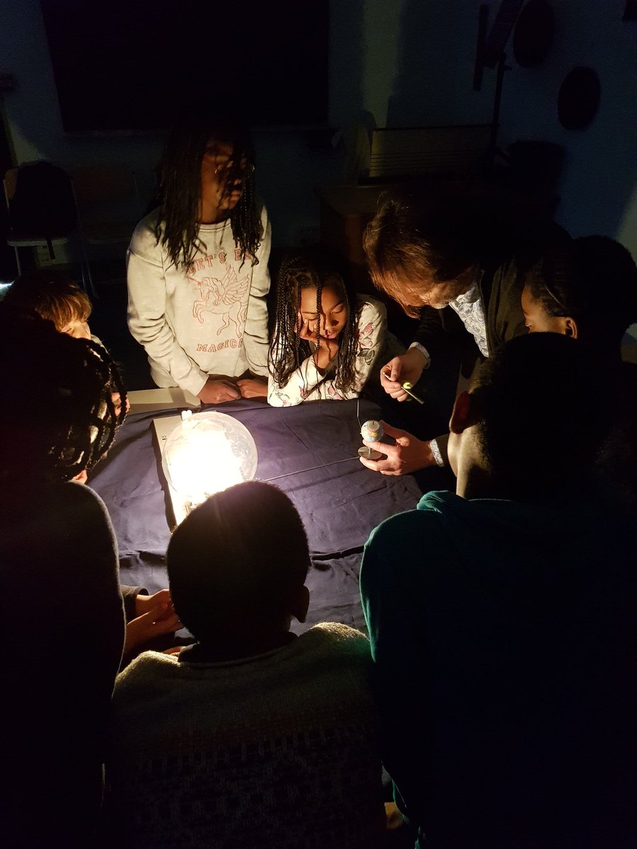 CM1duparc's tweet photo. Ça y est Daniel notre astronome préféré de l'observatoire de Paris est là. Première séance sur les phases de la lune... #astronomie https://t.co/HvgiwoPEyo