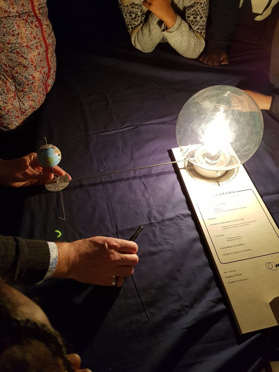 CM1duparc's tweet photo. Ça y est Daniel notre astronome préféré de l'observatoire de Paris est là. Première séance sur les phases de la lune... #astronomie https://t.co/HvgiwoPEyo