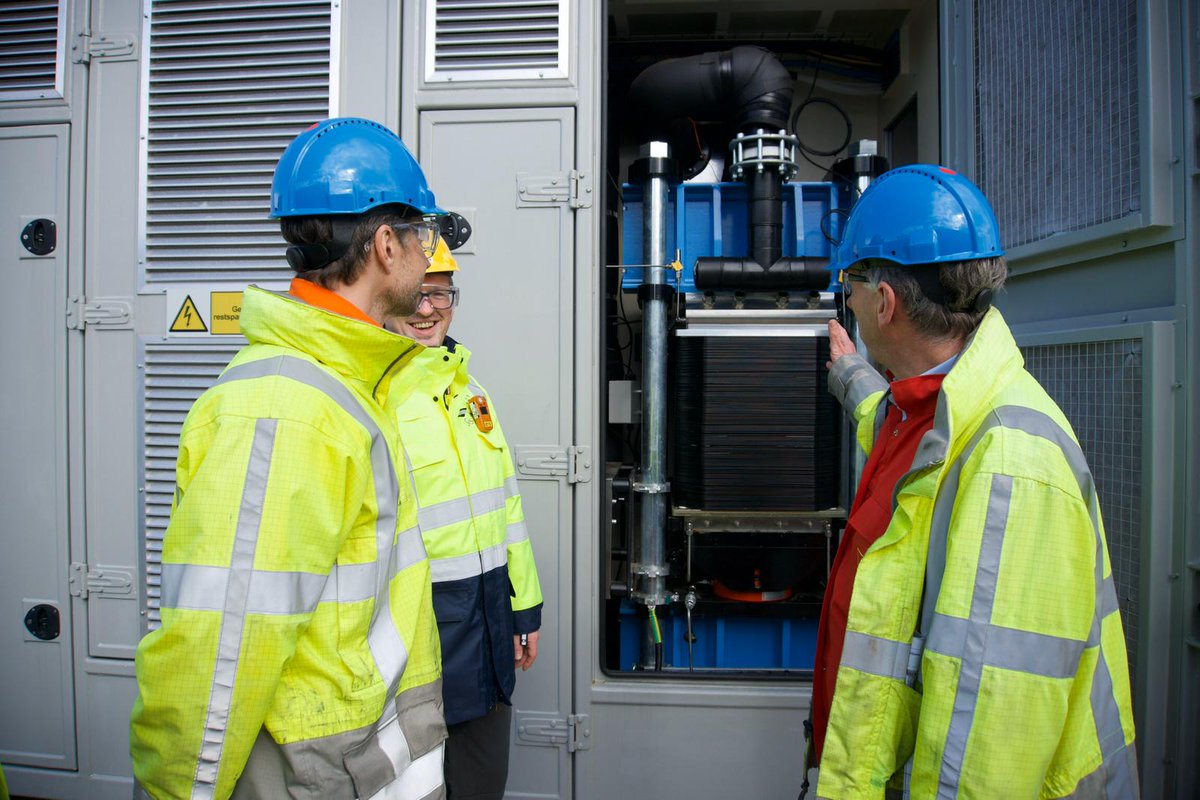 Ministerie_EZK's tweet photo. 💬 "In Groningen draait een moderne groene waterstofinstallatie. Vanaf nu gaat het snel. We zijn op weg naar de waterstofeconomie."

Dat zegt minister Wiebes, die vandaag bij HyStock van @Gasunie in Zuidwending was. Vorig jaar is hier 3.000 kilo groene waterstof geproduceerd. https://t.co/oSL0vZJnN4