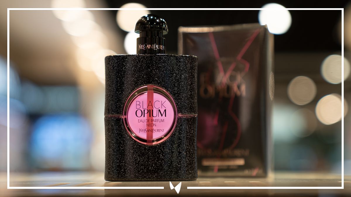 Süß und doch würzig. Die Kombination aus Vanille, Orangenblüten und Kaffeenoten schaffen einen geheimnisumwobenen Duft. 🌚 Entdeckt 'Black Opium' von @yslbeauty! #DutyFreeExperience #yslbeauty #blackopium #fragrance https://t.co/aTNZjf76Lr
