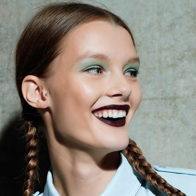 servibelleza's tweet photo. Pss pss, ¿queréis que os chivemos una tendencia de maquillaje sorprendente para esta primavera? 😏🤫 No aparquéis los labiales en tonos oscuros como el berenjena o el vino para el próximo invierno, porque serán máxima tendencia esta primavera!! 💄👄 Porque no solo de colores… https://t.co/pfwslyrueB