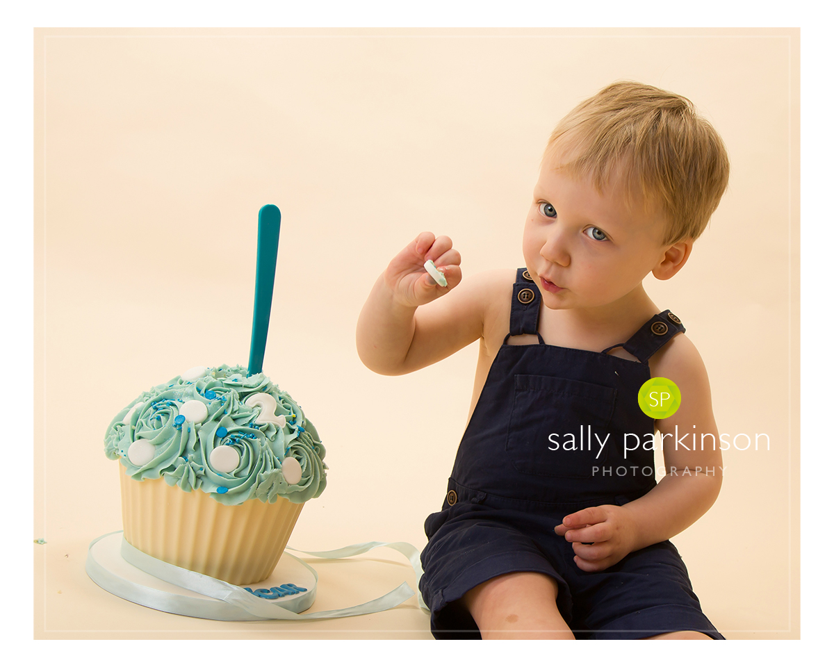 Exploring all the decorations on  his cake #2ndbirthday #cakesmash #braintree ow.ly/XXzL50yGHKy