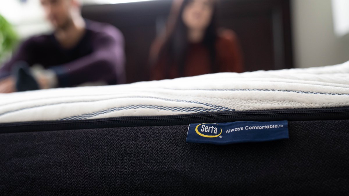 SertaAtLowes's tweet photo. Snuggle more than a sheet. Our Premier Hybrid Mattress' cooling memory foam keeps you comfy all night long so you can always use your favorite blanket! https://t.co/vz5LivAniF
#AlwaysComfortable https://t.co/cSZRz6nooU
