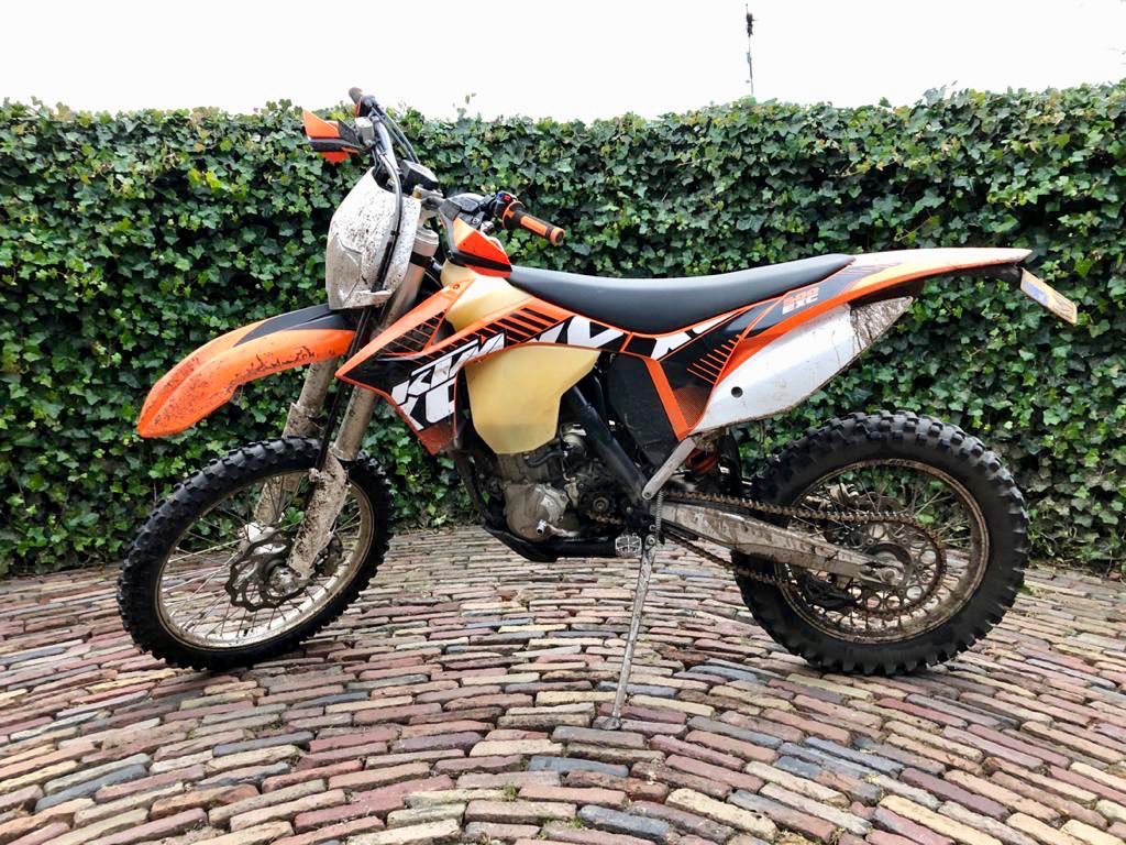 SietskeHilhorst's tweet photo. ‼️#BELONING € 1000,-‼️

#KTM 500 EXC #Motor #Gestolen rond 2/3 uur, in de nacht van vrijdag op zaterdag 7/8 maart!

Iets gezien of gehoord? 
Meld het ons alsjeblieft!!

#Diefstal #MotorGestolen https://t.co/ZvrDFMhdP5