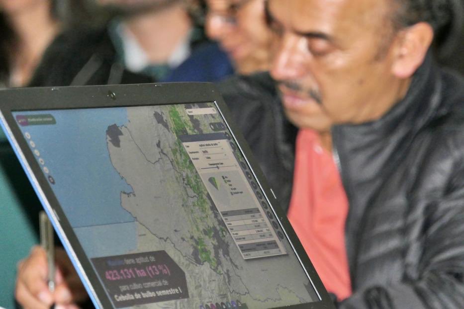 UPRAColombia's tweet photo. 📌 #AEstaHora funcionarios de la @gobnarino a través del #Sipra conocen que la Frontera Agrícola de #Nariño es de 754.178 ha.

El uso de esta herramienta tecnológica será replicado a los directores de las #UMATAS de los 64 municipios del departamento. @MinAgricultura @felipeff https://t.co/pE0FYj3rWh