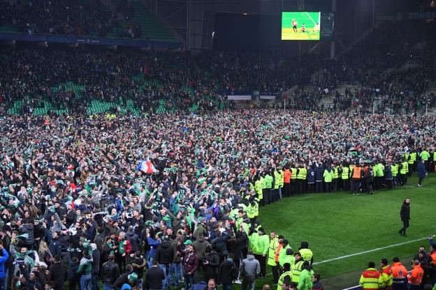 lequipe's tweet photo. Saint-Étienne s'entraîne sans public et se prépare à recevoir à huis clos https://t.co/xXz4twS4mQ https://t.co/NOFEtwhqSC