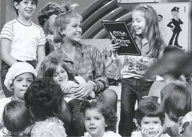 Em 1983, Xuxa estreou na Manchete no "Clube da Criança". Sua agenda se dividia entre ser modelo em NY pela Ford Models e gravar os programas. A atração tinha baixo orçamento e Xuxa tinha se virar com as crianças, até que ganhou sua primeira Paquita, Andréa Veiga.