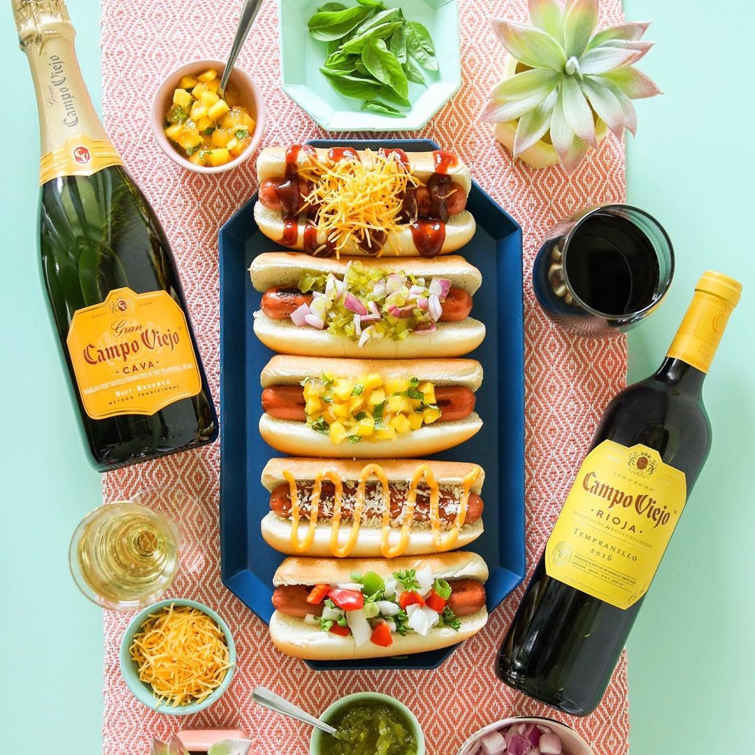 Let’s be frank, this pairing is a no brainer at your next BBQ.🍷🌭
⠀⠀⠀⠀⠀⠀⠀⠀⠀
Tempranillo: Cheese toppings or chipotle mayo
Cava Brut: Mango chutney or relish &amp; onions
Cava Rosé: Tangy BBQ sauce or salsa Fresca 
#liveuncorked #campoviejo