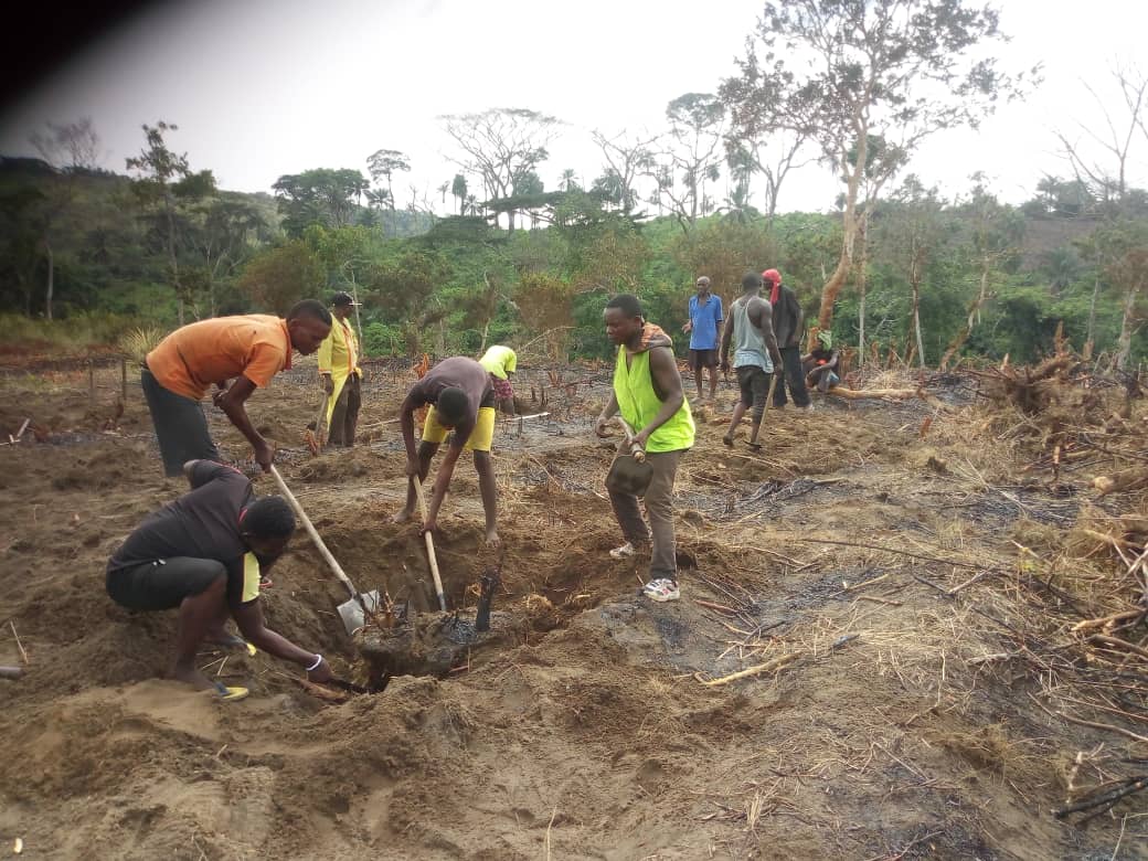 papakin10's tweet photo. Papakin :  pose de la première de construction de deux centres de transformation des produits agricoles et du bureau de l’agronome à Kalanganda/ Idiofa, le week-end dernier.  https://t.co/v8byJwixMv https://t.co/AmUw20UjZA