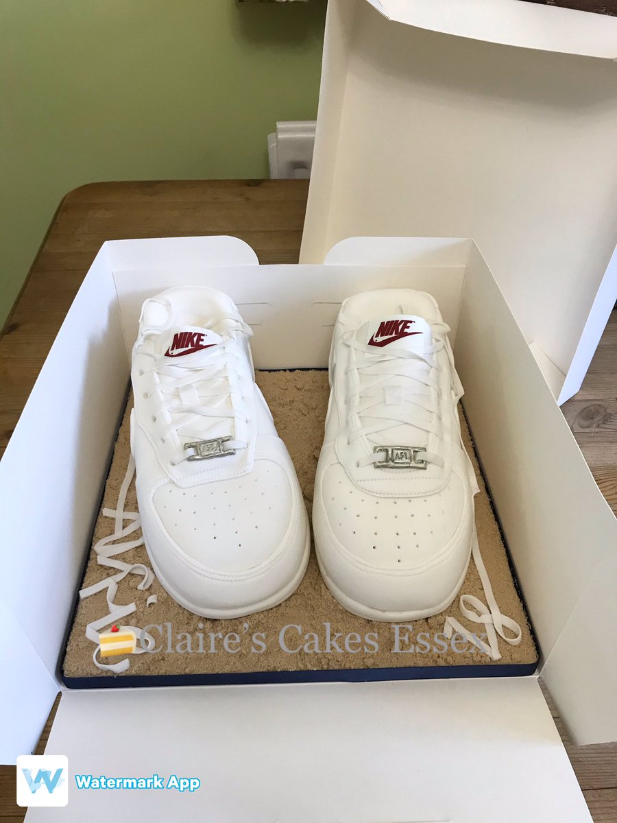BrandomClaire's tweet photo. Size 10 Nike Air Force 1’s , they are super tasty😋🤣 #cake #omg #nike #trainers #wow #thatscake #extremecakemaker #amazing #instacake #instagram #celebritycakes 🍰👟👟😋 https://t.co/i9OHVOi2Ha
