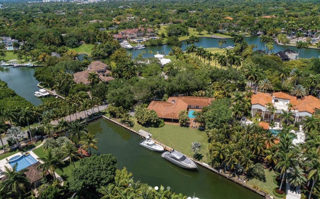 NEW PRICE ALERT🚨💰650 LEUCADENDRA DR. $6,495,000
This amazing waterfront property is being sold with custom plans by [STRANG] Design and Landscapes. Build this spectacular home with existing plans already APPROVED.  

ow.ly/qze750yxTzt