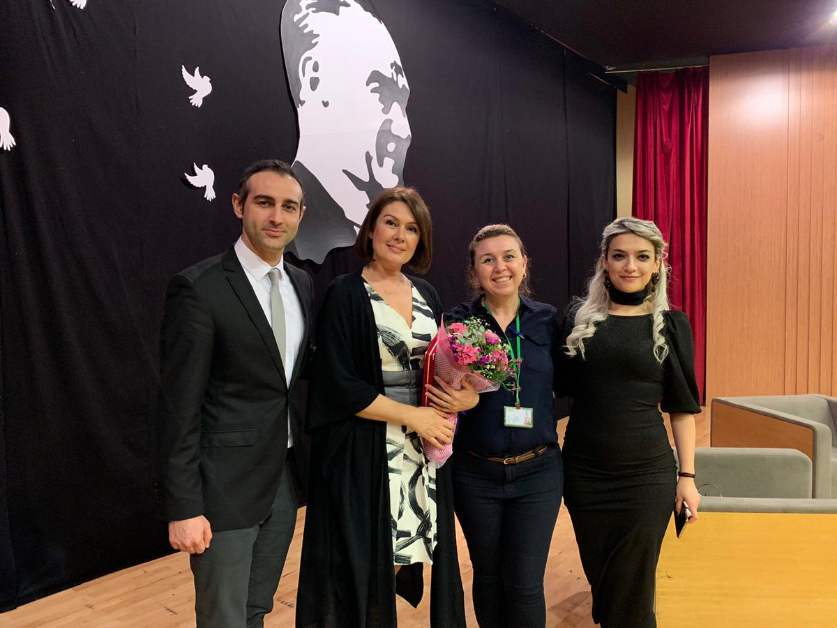 fatmaguldumann's tweet photo. Lise Liderlik Akademisi öğrencilerimizn Kampüste Sanat etkinliğine ithafen davet ettiği değerli konuğumuz Zeynep Gülmez ile keyifli bir söyleşi gerçekleştirdik. Emeği geçen öğretmen ve öğrencilerimze teşekkr ederz💐 @serozeren @polatcenker @AliRizaLule @nurhansutlass @GOKHANKNGR https://t.co/mKZPMIyb0f