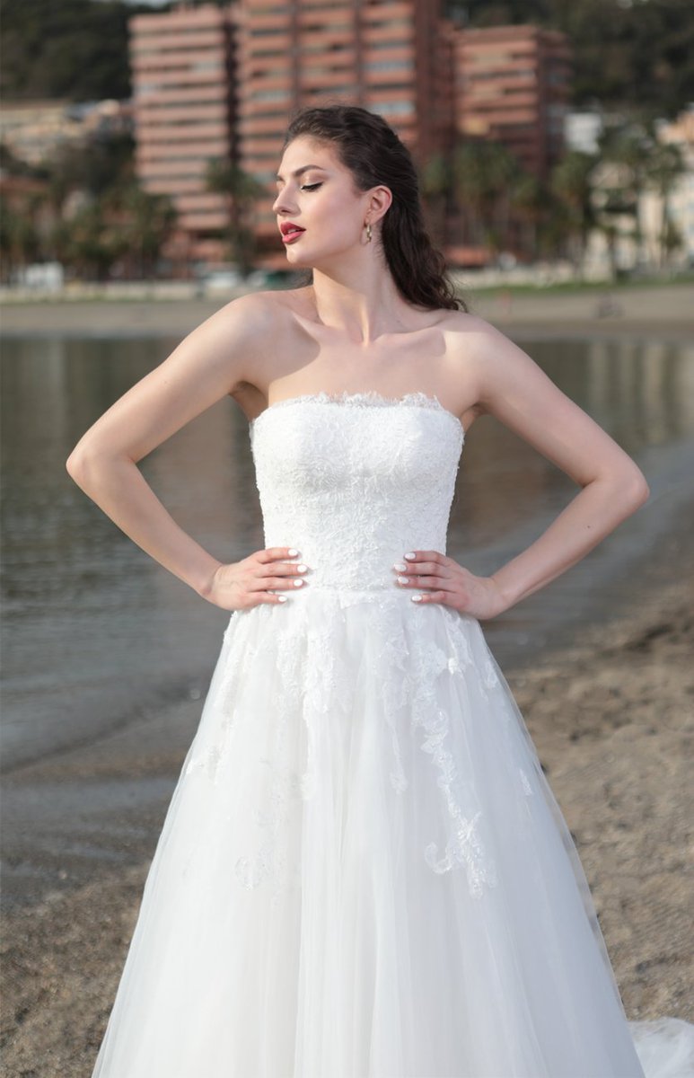 Happy International Women’s Day✨
Designing our new collections to represent equality while challenging the stereotypes, to celebrate women of different cultures!👰🏽👰🏿
Designed by women for women!
#junepeonybridalcouture #brides #sisterhood #womenempowerment #womensupportingwomen