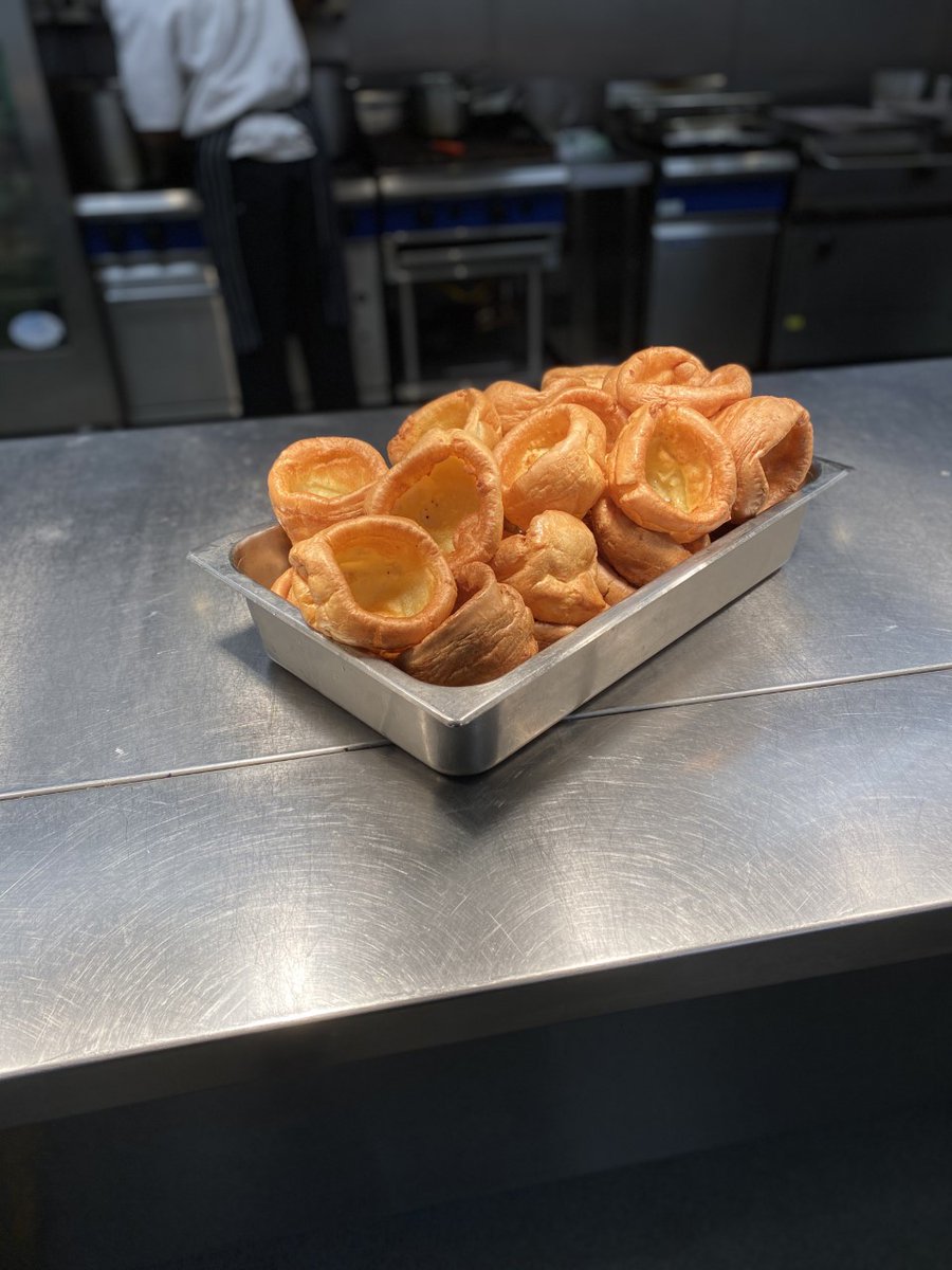 Final preparations ✅ 

Just look at those Yorkshire puddings! 😍

#WorcestershireHour