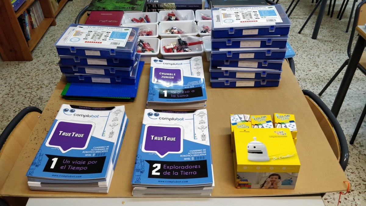 Toda una legión de robots True True  a la espera de la primera sesión formativa en la III Semana de Innovación en la Robótica Educativa en el Colegio Nuryana de Tenerife