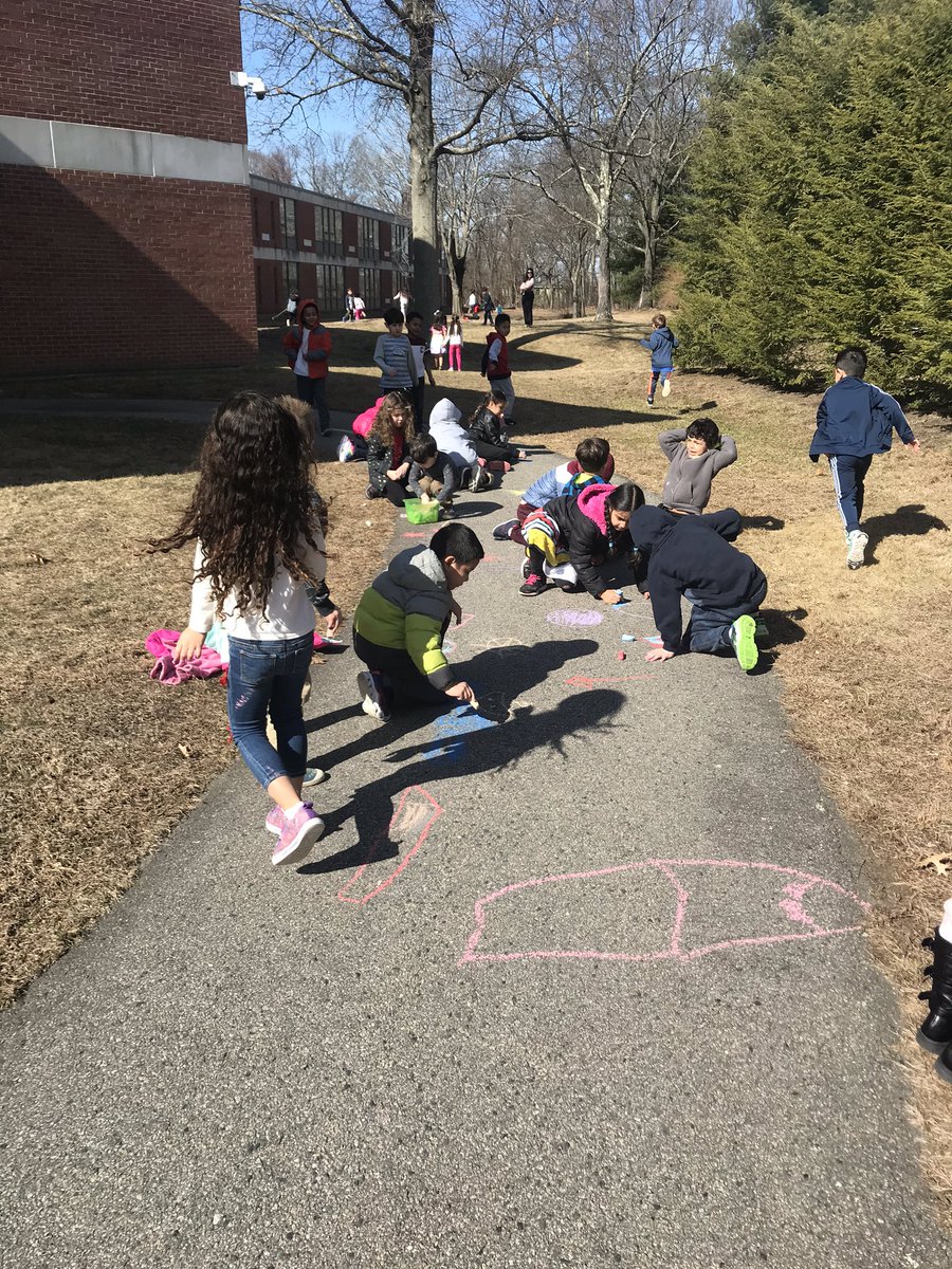 Ntucker111's tweet photo. Outdoor choice time on this beautiful day!! https://t.co/CYDrcpvx0f