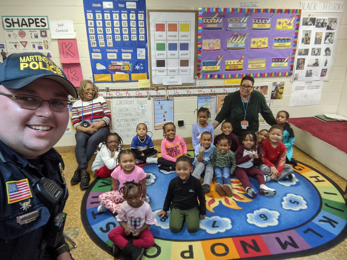 MPDASHIFT's tweet image. Today Officer Clark had the privilege of speaking to Ms Carter and Price's class on Clearview about the importance of listening to their teachers!