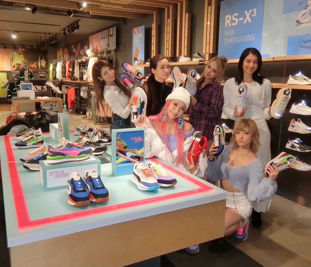 YUKOJEWEL's tweet photo. #puma で　#TIPSY メンバーでお買い物してきたよ💓💓
スニーカーとパーカー購入したよん✨✨ 派手カラーに一目惚れした👌
閉店までお付き合い頂き
ありがとうございました😊😊
#プーマ　かわいいっっっ💕
#pumawoman https://t.co/TtIC4KWpDN