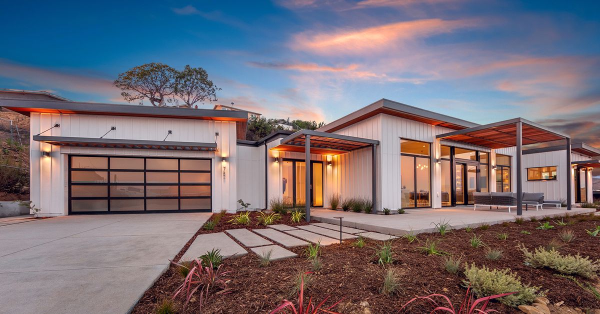 SERVPROSalemNH's tweet photo. Want a prefab house? Here’s everything you need to know https://t.co/wSpANltjGc https://t.co/bBf7ZH5QCF