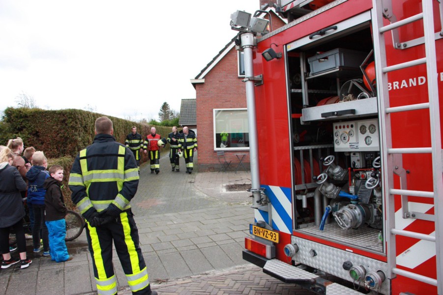Brandweer doet nacontrole bij autobrand in Augustinusga -..