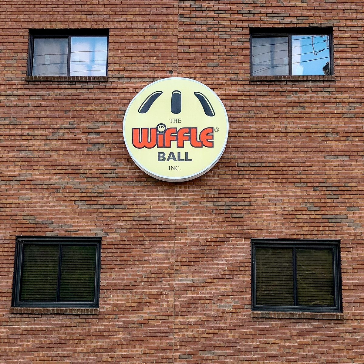 WIFFLEballinc's tweet photo. Happy Monday! We’re ready for the week ahead here at WIFFLE! How about you? https://t.co/3nTiLPI0sh