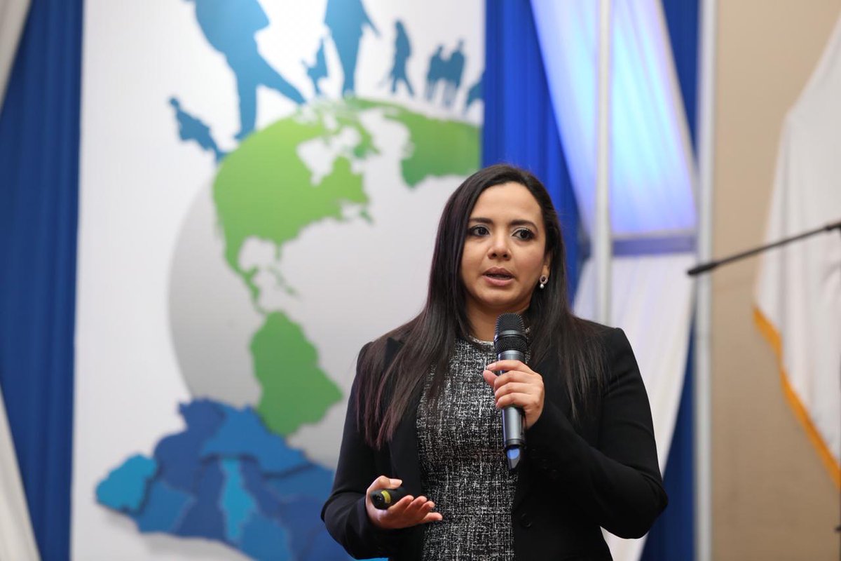 SSF_ElSalvador's tweet photo. La Directora de Atención al Usuario y Educación Financiera, @irinacis presentó las líneas de trabajo que el @PEFinanciera_ES desarrollará con un enfoque en la población migrante, buscando mejorar sus capacidades en el uso de sus recursos financieros. https://t.co/pGBZMq0I8J