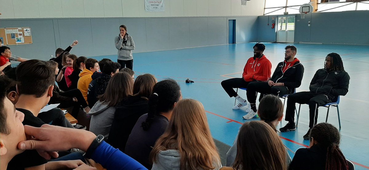 CB_officiel's tweet photo. Session Pro avec le @Maine_et_Loire
Ce matin, @nianta2, @Jayy_5riley et @Quentin_Ruel ont partagé une séance de basket avec les élèves du Collège Jeanne d'Arc de St Sylvain d'Anjou.
#CBFAMILY #CBPOURTOUS https://t.co/09TJ3LWSVY