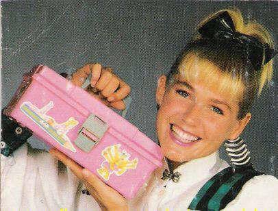 Tudo que a Xuxa tocava virava ouro, ou seja, se um produto levasse a marquinha da Xuxa era garantia de sucesso. Em meio à recessão dos anos 80 e 90, ela estimulava o mercado consumista vendendo brinquedos, alimentos, vestuário, higiene, material escolar, gibis e afins