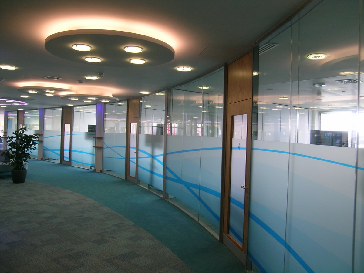 Lusso_Ltd's tweet photo. Lusso are ahead of the curve at Salt Quay House, Plymouth @kierconstruct @ADGarchitects 
#MondayBlues #glazedpartitions #workspace #framelessglazing More photos on our website and instagram page @lusso_partioning https://t.co/u2HyTlFxPT