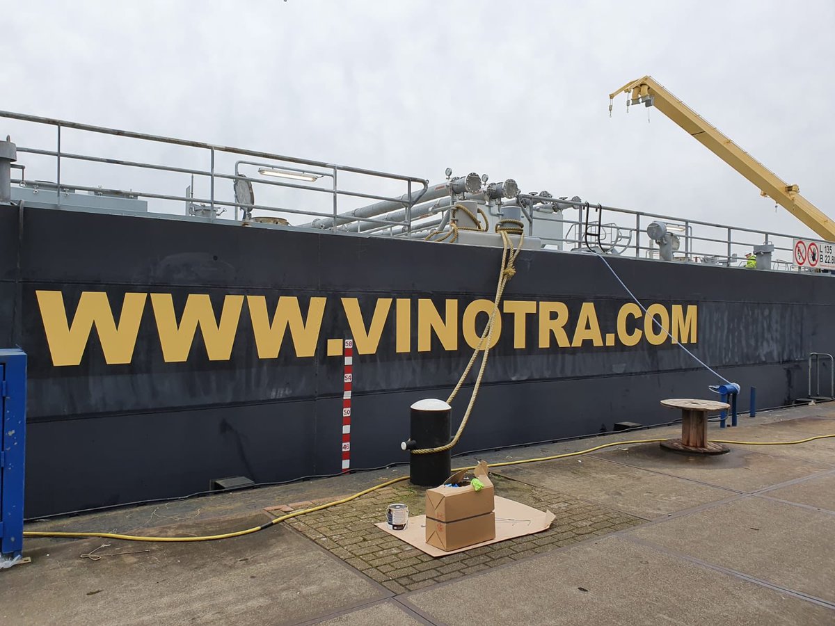 Dockmarks's tweet image. De zijkanten van MTS Briljant hebben we voorzien van een url middels #schildersjablonen.
#binnenvaart #somtrans #sign #belettering