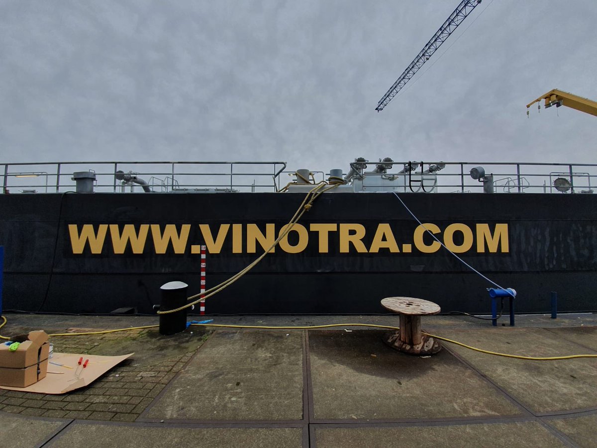 Dockmarks's tweet image. De zijkanten van MTS Briljant hebben we voorzien van een url middels #schildersjablonen.
#binnenvaart #somtrans #sign #belettering