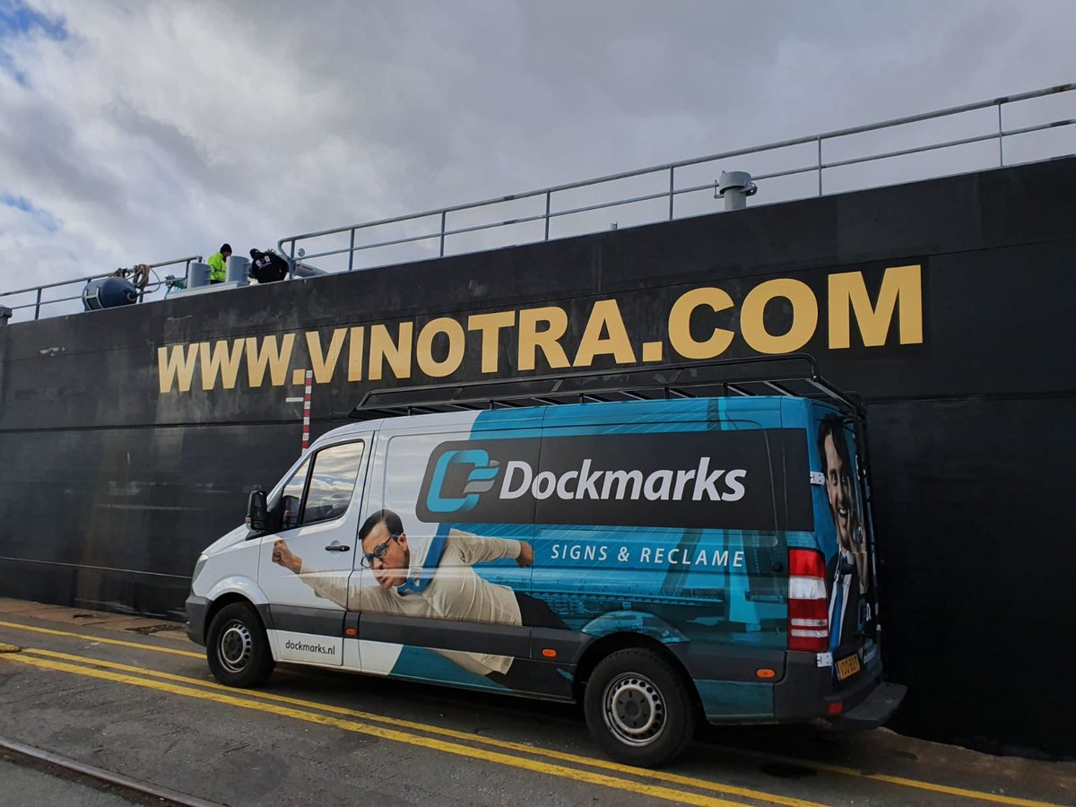 Dockmarks's tweet image. De zijkanten van MTS Briljant hebben we voorzien van een url middels #schildersjablonen.
#binnenvaart #somtrans #sign #belettering