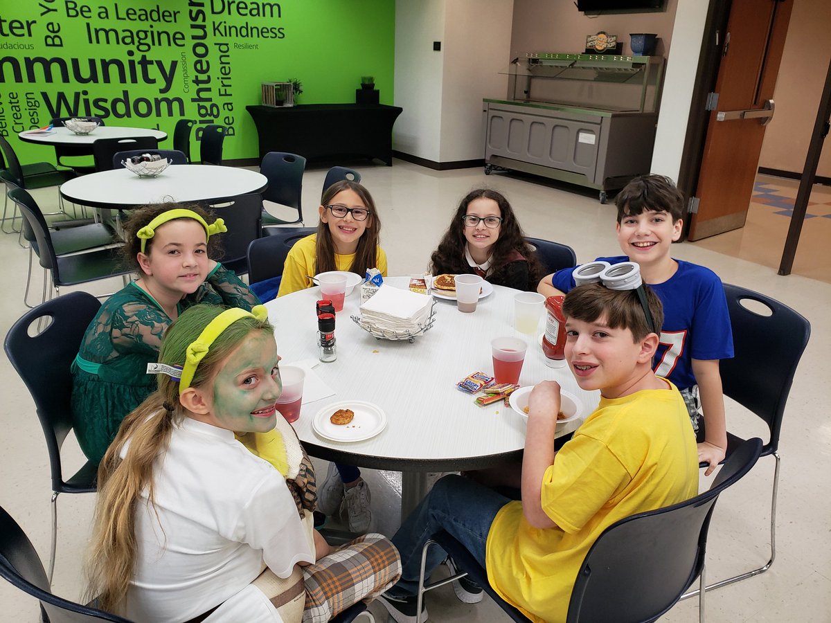 sbolnick5grade's tweet image. #davis5 Purim fun