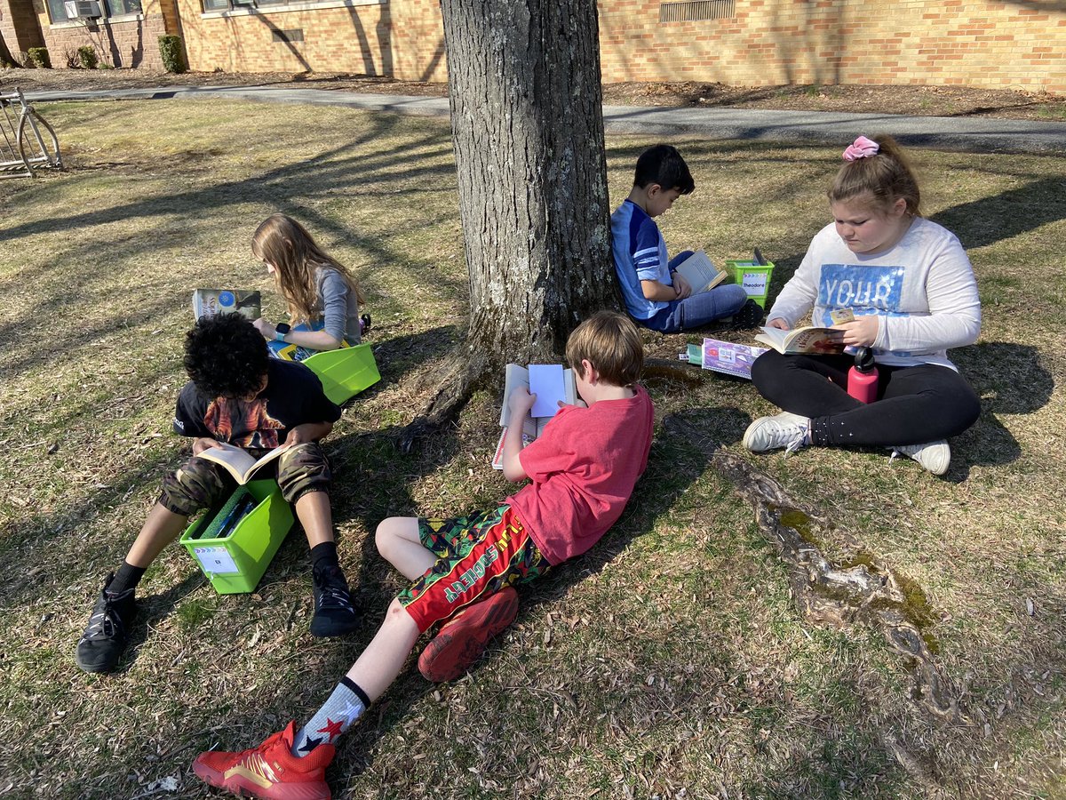 MsCastrovinci's tweet photo. Beautiful days like today = book clubs outside ☀️📚😎 https://t.co/0yHUa4lQIp