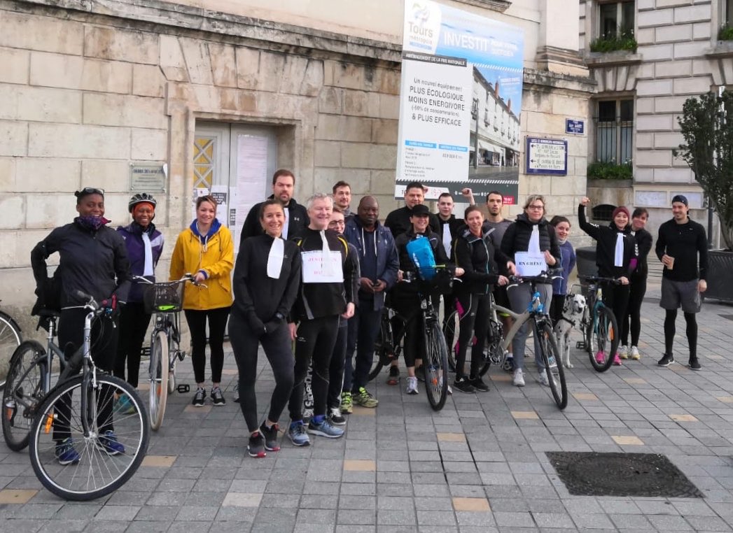 1 cahier de doléances (malheureusement) bien rempli. 
Un accueil très chaleureux des confrères de #blois 
1 détermination sans faille des #avocats 
1 mobilisation toujours aussi importante des #avocatsencolère 
<a href="/UjaTours/">UJA TOURS</a> <a href="/JCamlann/">Jeanne Camlann</a> <a href="/OrdreTours/">Batonnier de l'Ordre- Barreau de TOURS</a> <a href="/AvocatReunis/">Avocats unis et solidaires ⚖️🤝💪</a> <a href="/barreaudetours/">Barreau de Tours</a>