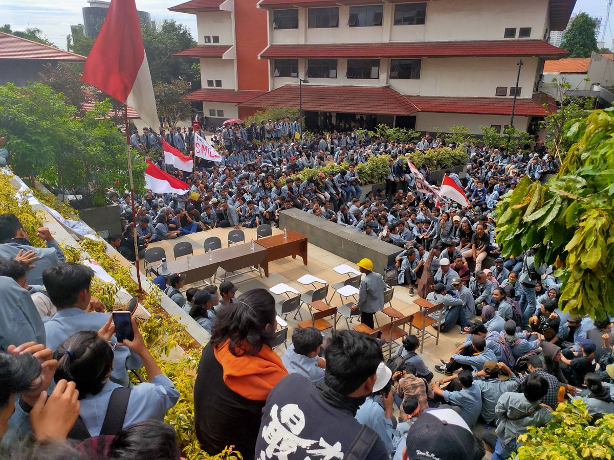 Mahasiswa Universitas Gunadarma Berunjuk Rasa dlvr.it/RRXtBP