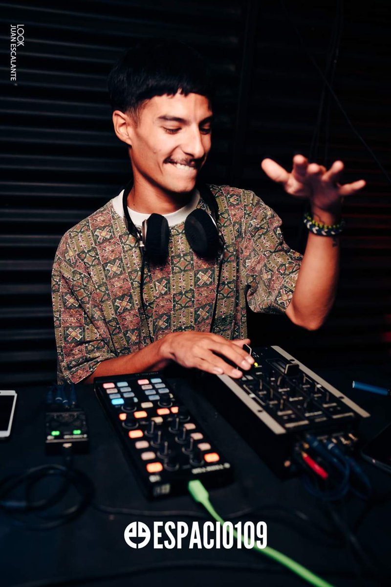 🎧 En su día, saludamos a todas las personas encargadas de musicalizar tantos momentos inolvidables 🤩 Los primeros en llegar, los últimos en irse 

¡Feliz día a todos los DJ's! 🎚️💿