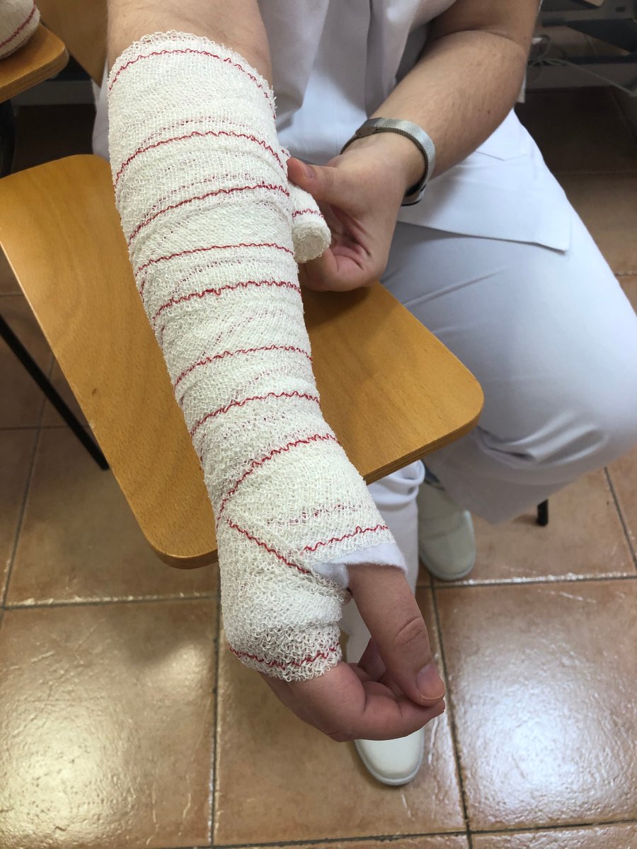 EUECREM_UAM's tweet photo. Estudiantes de 2º de la Escuela, realizando Prácticas de Laboratorio de Vendaje, dentro de la asignatura de Enfermería Comunitaria 🏥
#EUEnfermeriaCruzRoja #practicasdelaboratorio #estudianteseuecrem #vendajes #enfermeria #uam #uammadrid #cruzrojamadrid #somosCruzroja https://t.co/lzUcEqH6Bh