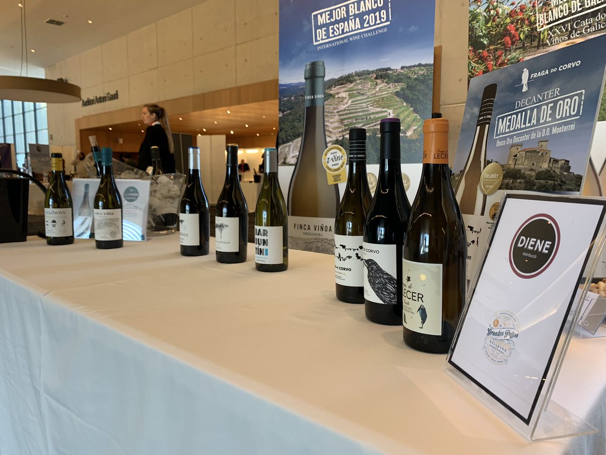 quintacouselo's tweet photo. Ya tenemos todo preparado para apoyar a nuestro distribuidor de Girona en el Showroom anual que celebra  #DieneDistribució ..!!! Será hoy en Fira Reus desde las 16.00 h. hasta las 21.00 h. Aquí os esperamos ....!!!
@quintacouselo @FincaVinoa @fragasdolecer #GrandesPagosGallegos https://t.co/tpQeYdVYty