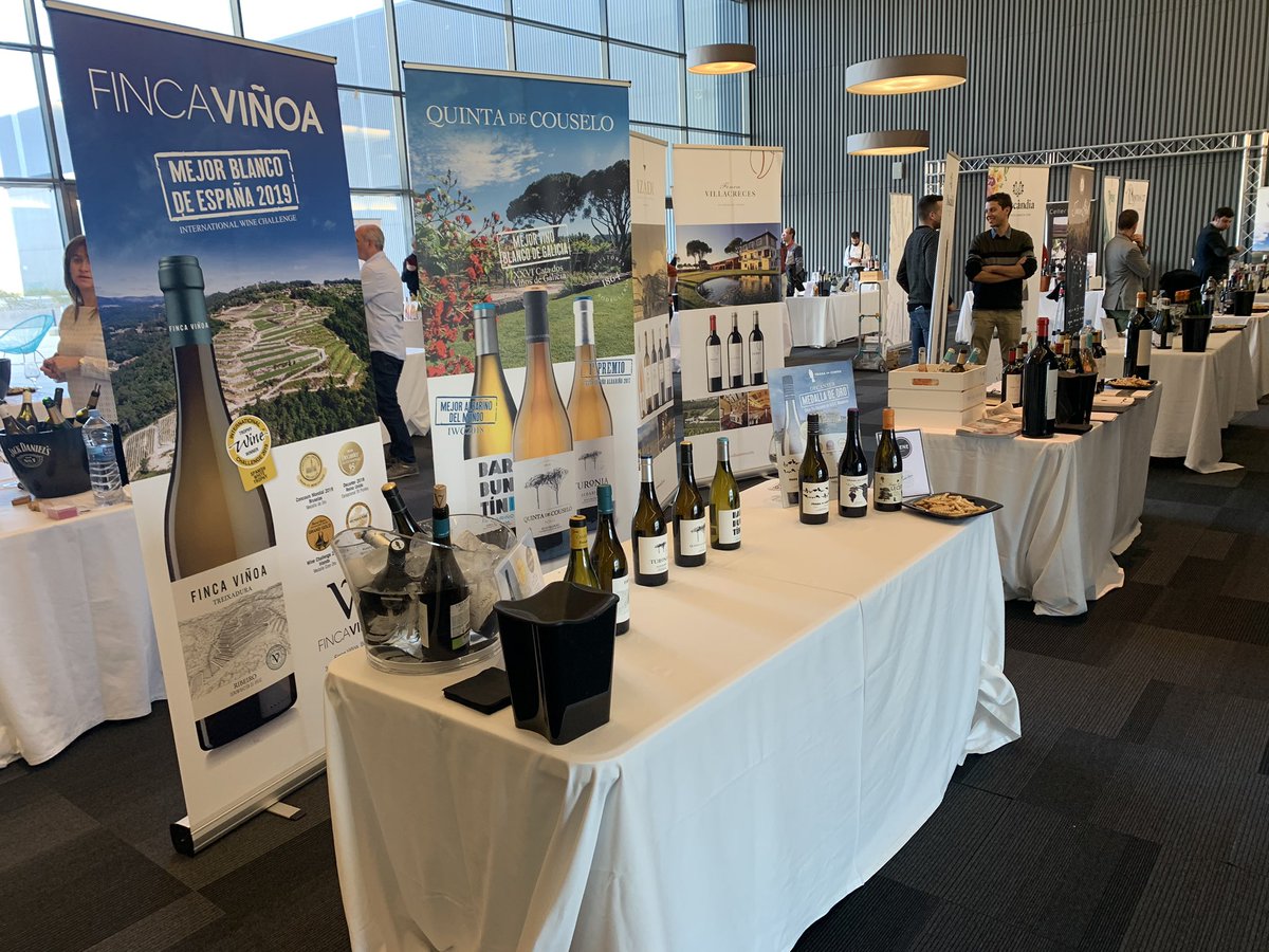 quintacouselo's tweet photo. Ya tenemos todo preparado para apoyar a nuestro distribuidor de Girona en el Showroom anual que celebra  #DieneDistribució ..!!! Será hoy en Fira Reus desde las 16.00 h. hasta las 21.00 h. Aquí os esperamos ....!!!
@quintacouselo @FincaVinoa @fragasdolecer #GrandesPagosGallegos https://t.co/tpQeYdVYty