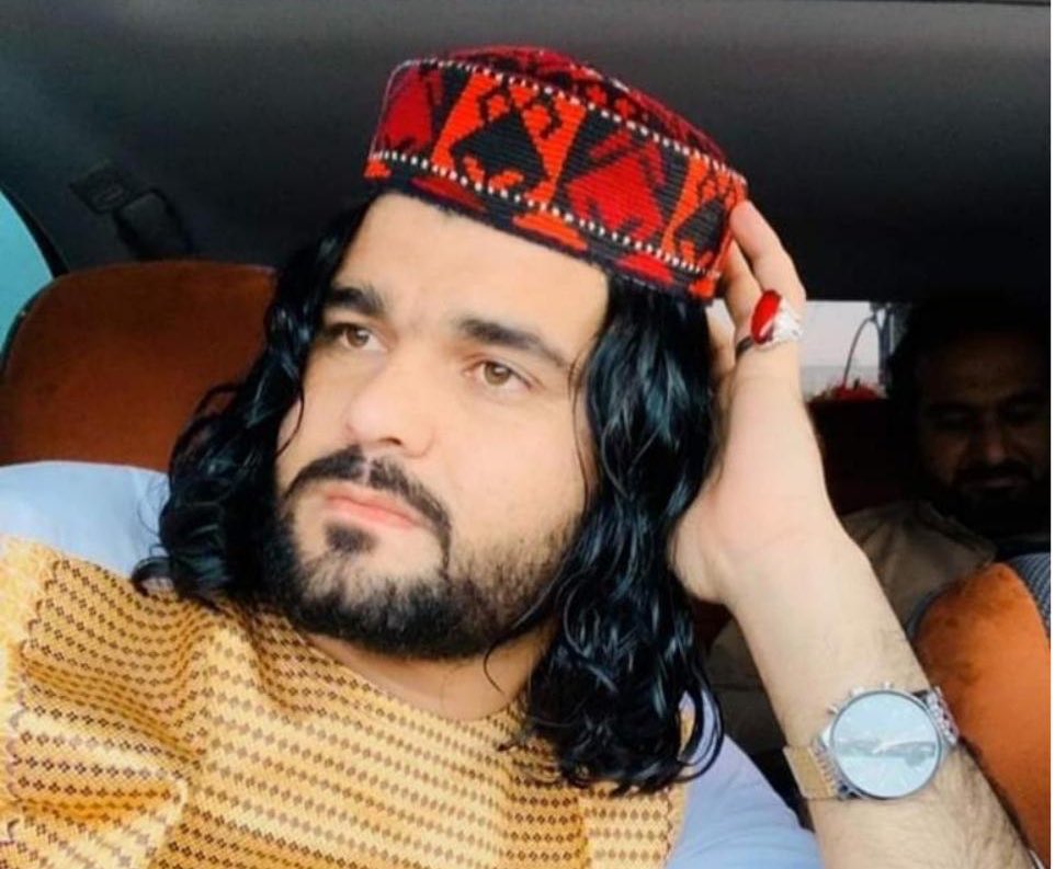 Afganiat's tweet photo. پاکستان له ملتان هوايي ډګر څخه ګیلامان پښتين په جبري توګه نادرکه کړ.
موږ د ګیلامان ژر خلاصون غواړو.

#WhereIsGilamanPashteen 
#VictoryOfAfghanDemocracy
#Afghanistan https://t.co/WE4rQ33sPL