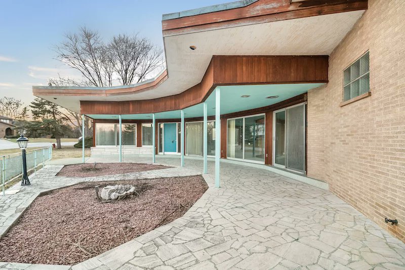 HousemasterC's tweet image. This #PalosPark house for sale is a time capsule from the 1950's:

Nearly everything is intact, including the bowling alley, the bomb shelter and a wild array of colored tiles in the bathrooms. #ChicagoRealEstate 
chicagobusiness.com/residential-re…