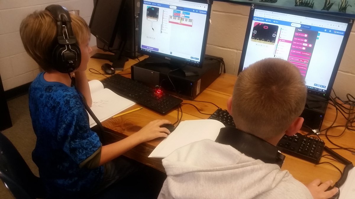 Techsavvyaochoa's tweet photo. 3rd grade designing recycled pets and programing the micro:bits. https://t.co/e0OlICyvaB