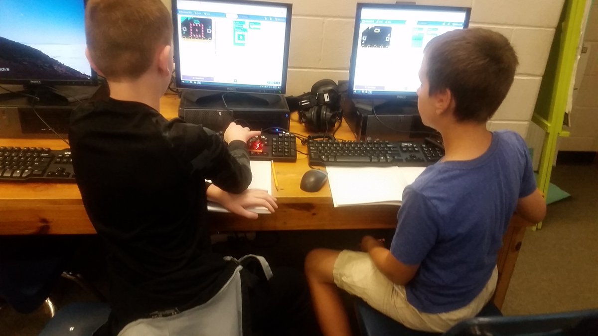 Techsavvyaochoa's tweet photo. 3rd grade designing recycled pets and programing the micro:bits. https://t.co/e0OlICyvaB