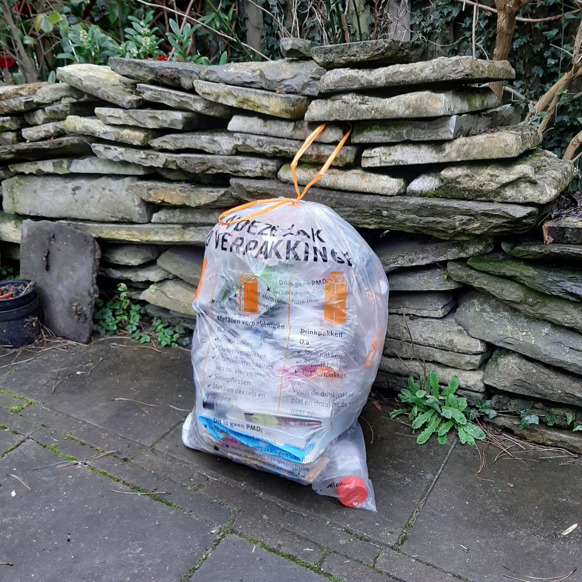 Bureau_RIS's tweet photo. #plasticvrij leven, lukt nog niet helemaal, maar we zijn eind op weg... afgelopen week onze eerste zak van dit jaar weg gezet (in plaats van wekelijks 1 a 2 zakken) Stiekem toch een beetje trots...😉
#zerowaste #plasticnotsofantastic #plasticvrij #plasticarm https://t.co/ydQg1xg2AZ