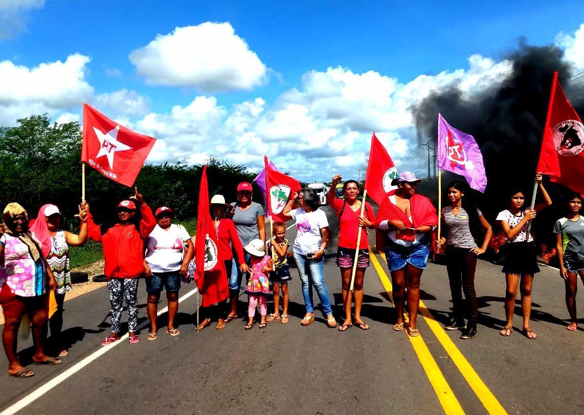 MST Oficial on Twitter: "🚩🧑🏾‍🌾 O MST bloqueia a BR 304, em João Câmara ( RN), e a BR 406, no acesso para Ielmo Marinho (RN). Objetivo é denunciar a  paralisação da reforma