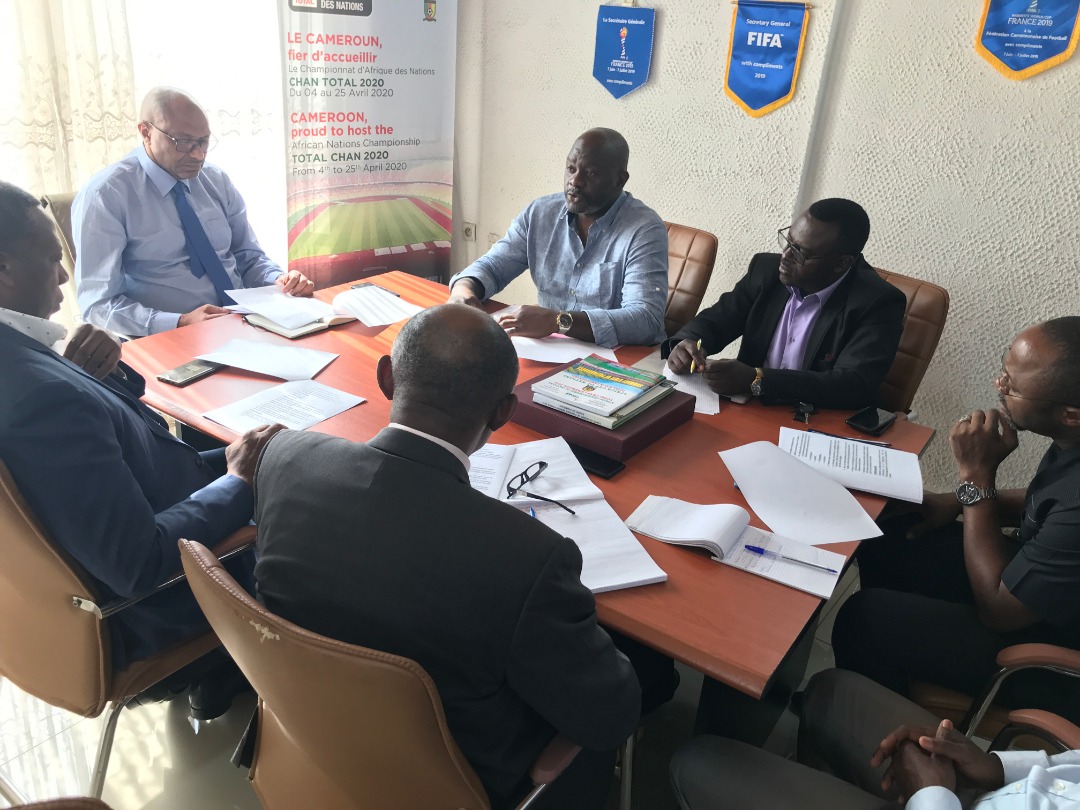 MbomboSeidou's tweet photo. Avec à mes côtés le SG de la @FecafootOfficie, Benjamin Banlock, j'ai rassemblé ce jour dans mon bureau le président de la Ligue de football des jeunes Gilbert Kadji, le SG de la #LFJC Michel Kaham et le Directeur Technique National, Joseph Serge Noah. https://t.co/prgi4DguTw